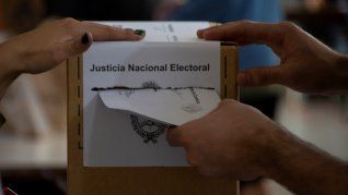 Los argentinos vuelven a las urnas para renovar diputados y senadores. 