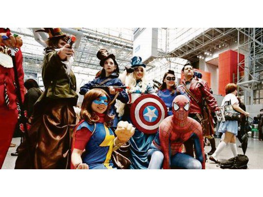 Fanáticos. Disfrazados como sus ídolos, los asistentes se cruzan con ejecutivos de cine y blogueros.