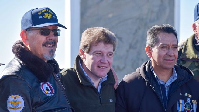 El gobernador de Tierra del Fuego, Gustavo Melella, junto a veteranos de Malvinas.