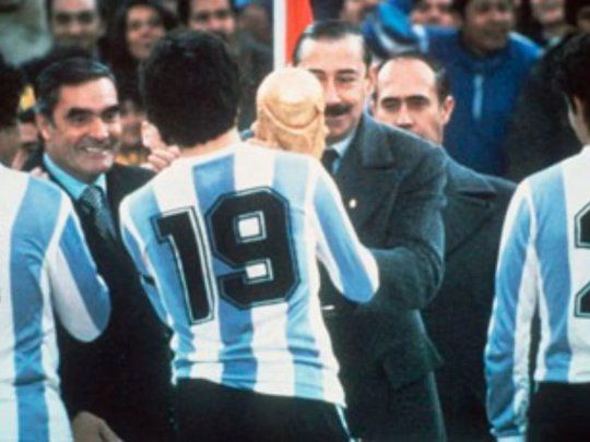 Jorge Rafael Videla le entrega la Copa del Mundo al capitán del seleccionado argentino, Daniel Alberto Passarella.