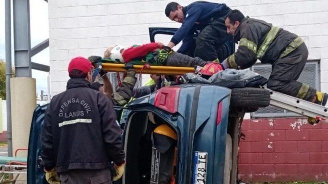 Volcó el auto durante el examen de manejo en Lanús.&nbsp;