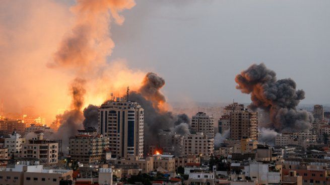 Siria: 5 muertos tras un ataque aéreo que destruyó un edificio residencial en Damasco.