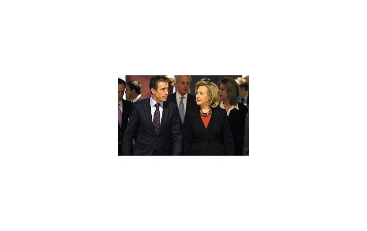 El secretario general, Anders Fogh Rasmussen y la secretaria de estado de EEUU, Hillary Clinton