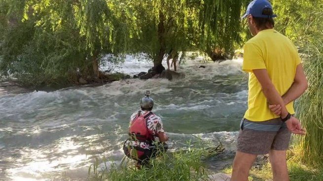 El momento en que una joven es rescatada en el Río Atuel de Mendoza.