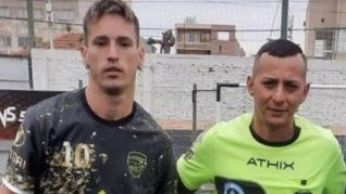 Alexander Williams Tapón junto con el arbitro.