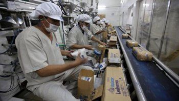 Las deudas en moneda extranjera complican los resultados financieros de la empresa.