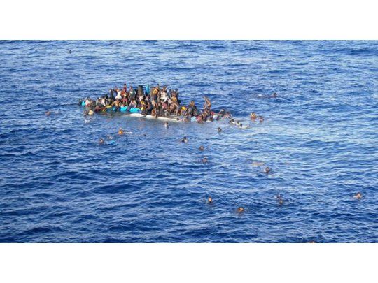 Nueva tragedia en el Mediterráneo: al menos 400 muertos al colapsar embarcación