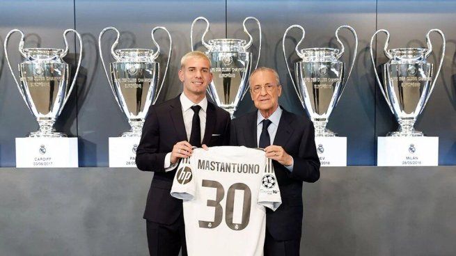 Franco Mastantuono junto a Florentino Perez, presidente del Real Madrid.