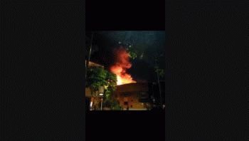 Los bomberos indicaron que el fuego se desarrolló en forma violenta, sin poder precisar qué lo generó