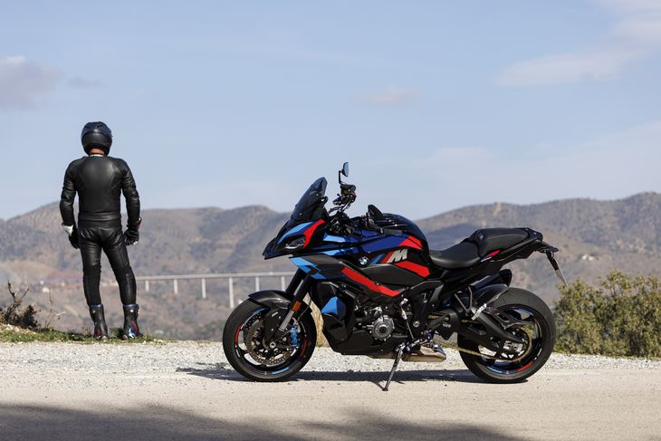 Uno de los aspectos centrales del modelo es su desarrollo aerodinámico. Incorpora alerones laterales que mejoran la estabilidad y el rendimiento a altas velocidades, generando hasta 12 kg de carga a 220 km/h.