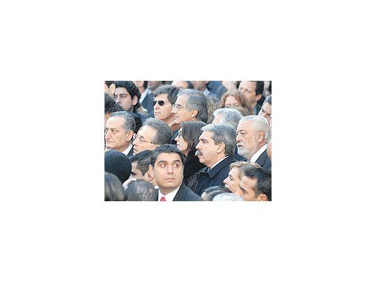 Aldo Donzis (DAIA); el embajador de EE.UU., Earl Anthony Wayne; el ministro de Justicia,Aníbal Fernández; y el secretario de Derechos Humanos, Eduardo Luis Duhalde, el viernesen el acto por la AMIA.