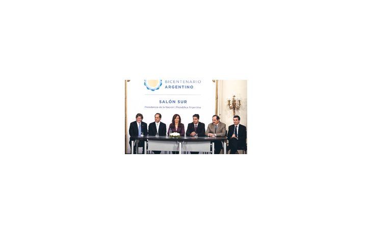 ámbito.com | El ministro de Economía, Amado Boudou; el gobernador Daniel Scioli, Cristina de Kirchner; los mandatarios Jorge Capitanich y José Alperovich y el ministro del Interior, Florencio Randazzo, los protagonistas de las primeras firmas de los planes de refinanc