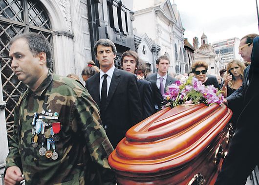 Junto a su hija, Inés de Lafuente, sus nietos y bisnietos; el féretro de Amalia Lacroze de Fortabat fue llevado por Alfonso Prat Gay y el excombatiente de la Guerra de Malvinas Jorge Alberto Altieri, de quien era madrina de guerra.