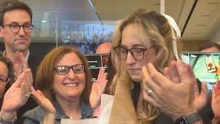 La periodista recibió la noticia rodeada de colegas en la redacción del medio estadounidense.