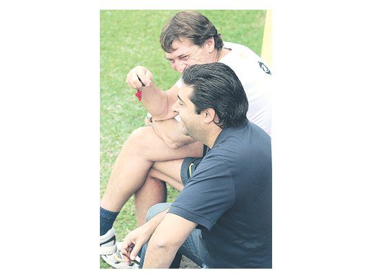 Julio Falcioni sonríe en medio de la charla con el presidente Daniel An-gelici, que fue al entrenamiento a apoyarlo. Para ellos la crisis terminó.