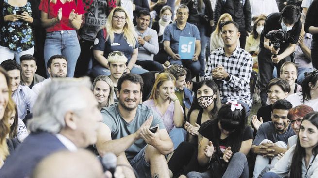 Cierre. Alberto Fernández, ayer con jóvenes en Lomas de Zamora.