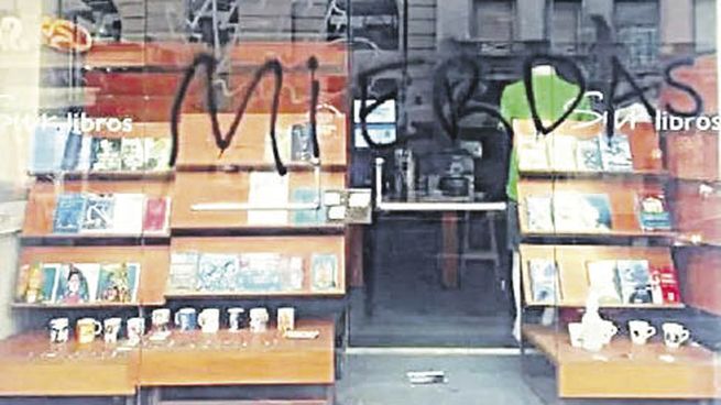 Esquirlas. La sede del PJ de La Plata amaneció el sábado con pintadas en su frente. Autoridades del partido lo adjudicaron a “escalada de violencia” contra el peronismo y la vincularon con ataque a Cristina.