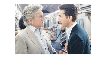 ámbito.com | Michael Douglas (en la foto junto a Shia LaBouf, el yerno de Gekko en la ficción) y otros buenos actores como Frank Langella aportan algún atractivo a un guión poco interesante, que por momentos parece de novela mexicana.
