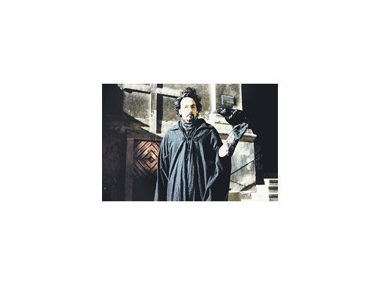 John Cusak encarna al torturado autor de «Los crímenes de la calle Morgue», con una estética más «dark».