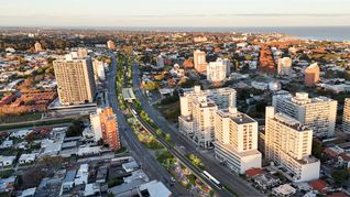 El intendente de Montevideo, Mario Bergara, afirmó que la propuesta de construir un tren-tram que conecte Plaza Independencia con El Pinar “en principio no corre”. El intendente de Montevideo, Mario Bergara, afirmó que la propuesta de construir un tren-tram que conecte Plaza Independencia con El Pinar “en principio no corre”.