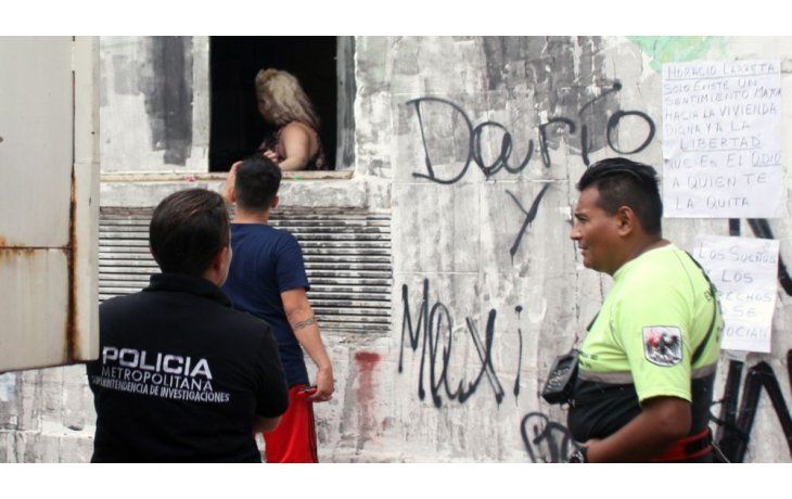 Las familias que habitan en el ex-Padelai depositan sus pertenencias en camiones para avanzar con el desalojo, aunque aún no se dipone de un lugar fijo para ser trasladadas.(Foto: Ignacio Petunchi)
