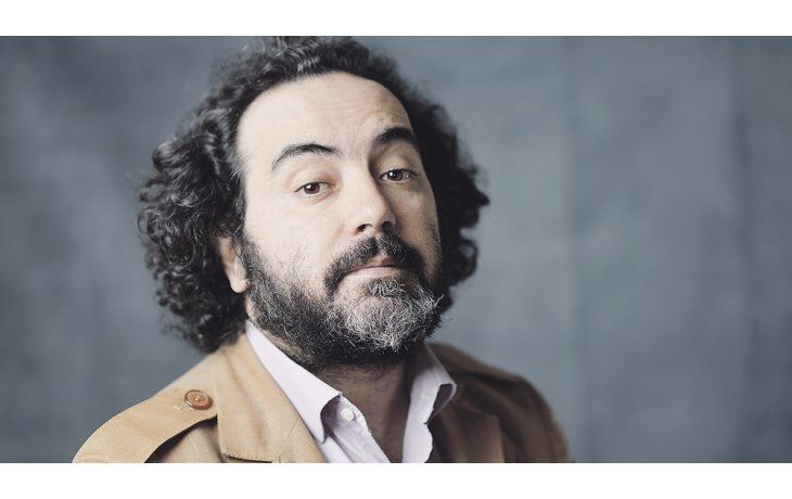 ámbito.com | Gumucio. Una voz clave en la nueva literatura chilena, ensayista, novelista, periodista, humorista y guionista.