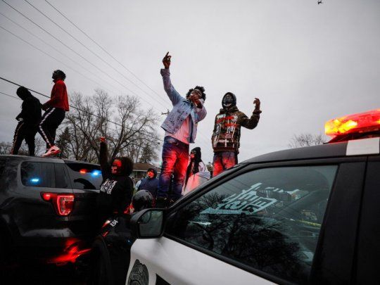 Cientos de manifestantes protestaron contra la policía de Minneapolis por la muerte de Daunte Wright.