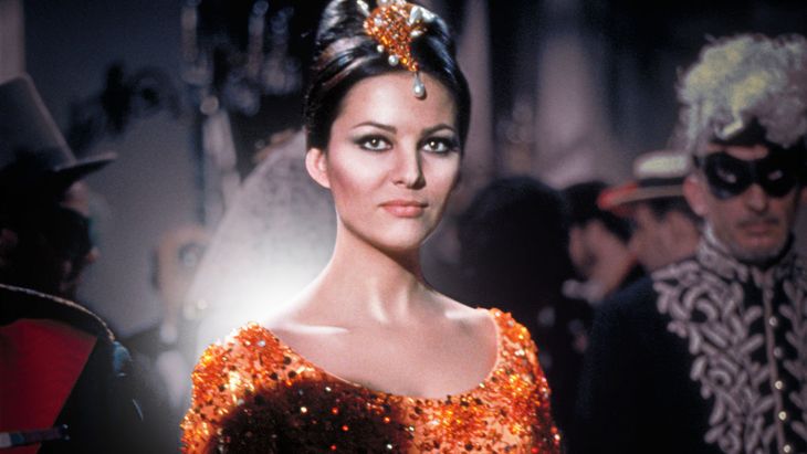 Claudia Cardinale en La Pantera Rosa (1963), dirigida por Blake Edwards. La comedia marcó su desembarco en Hollywood y consolidó su proyección internacional, junto a estrellas como Peter Sellers y David Niven. Claudia Cardinale en La Pantera Rosa (1963), dirigida por Blake Edwards. La comedia marcó su desembarco en Hollywood y consolidó su proyección internacional, junto a estrellas como Peter Sellers y David Niven.