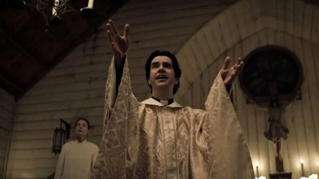 Misa de Medianoche la miniserie de terror que te provocará escalofríos.