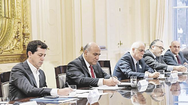 Gabinete. Luego de la reunión de ministros en la Casa Rosada, Juan Manzur adelantó que el viernes habrá una reunión con empresarios de la industria.
