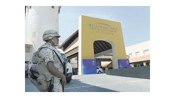 La ciudad balnearia de Los Cabos muestra una escenografía digna de Hollywood, con fuertes medidas de seguridad y gran despliegue de fuerzas militares y policiales.