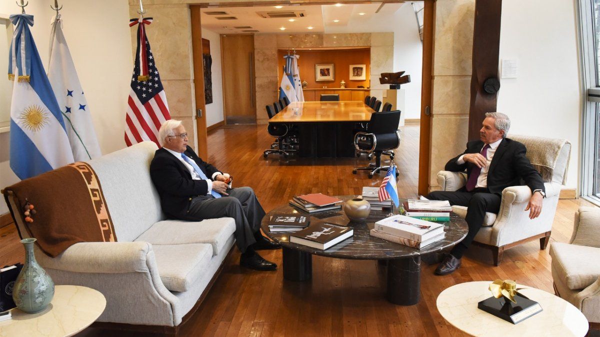 Solá se reunió con el embajador de EEUU y le agradeció el apoyo en las negociaciones con el FMI