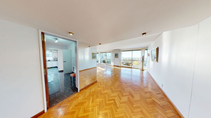 El living comedor prioriza amplitud y luz natural, con estructura modulada y pisos de madera maciza que siguen vigentes por su durabilidad y estética El living comedor prioriza amplitud y luz natural, con estructura modulada y pisos de madera maciza que siguen vigentes por su durabilidad y estética