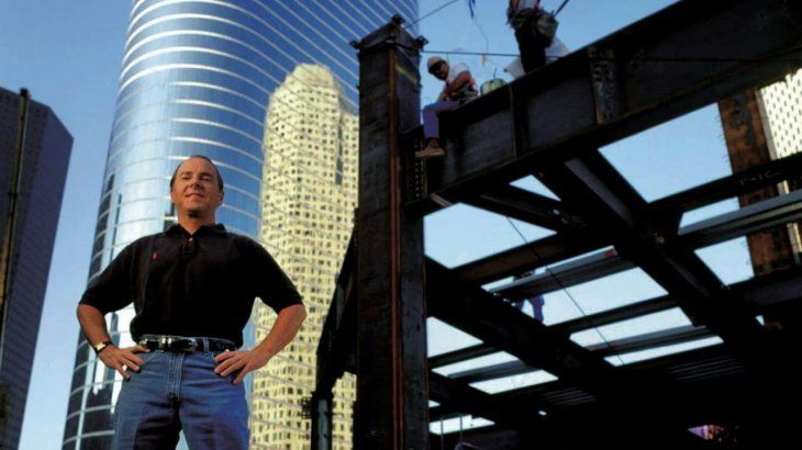 Como CEO de Enron ganó millones de dólares, pero se descubrieron sus fraudes y tuvo que pagar. Como CEO de Enron ganó millones de dólares, pero se descubrieron sus fraudes y tuvo que pagar.