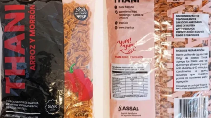 Los fideos secos de harina de arroz con morrón, marca THANI. Los fideos secos de harina de arroz con morrón, marca THANI.