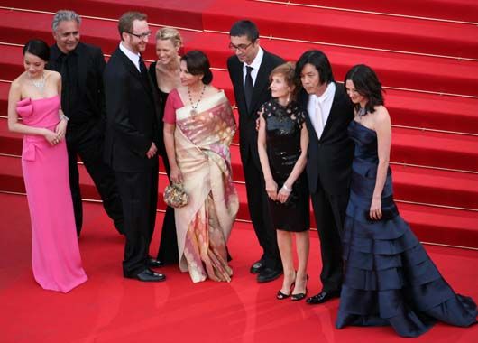 De izquierda a derecha: Shu Qi, Hanif Kureishi, James Gray, Robin Wright Penn, Sharmila Tagore, Nuri Bilge Ceylan, Isabelle Huppert, Lee Chang-Dong y Asia Argento.