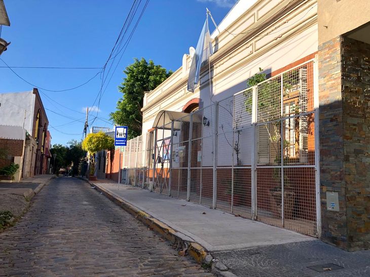 La escuela N° 18, Provincia de Tierra del Fuego, presente en el barrio y sobre Julio Dantas La escuela N° 18, Provincia de Tierra del Fuego, presente en el barrio y sobre Julio Dantas