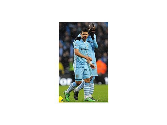 El equipo del Kun venció en forma dramática a Tottenham por 3-2 y mantuvo la punta del torneo.
