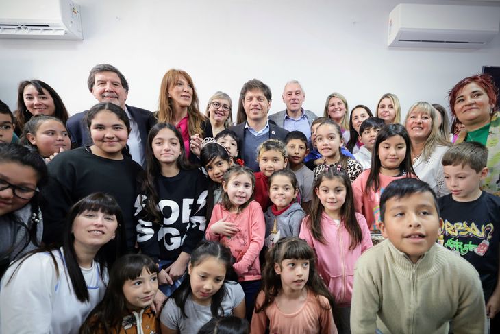 Alxel Kicillof de visita en el Centro Educativo Complementario N° 802 en la ciudad de Berisso. Alxel Kicillof de visita en el Centro Educativo Complementario N° 802 en la ciudad de Berisso.