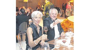 La jefa del FMI, Christine Lagarde, brinda junto a Christophe Navarre, CEO de Moet Hennessy, durante una celebración en Virginia, EE.UU.