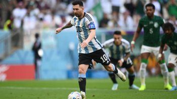 el var protagonista en el debut de argentina con tres goles anulados
