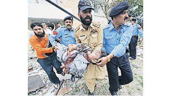 Devastación y muerte fueron el resultado de la explosión de un coche bomba frente a la Embajada de Dinamarca en Islamabad. No cede la tensión entre los sectores islámicos más radicalizados y varios países de Occidente a pesar de que ya pasaron más de dos años de la publicación de viñetas satíricas sobre Mahoma.