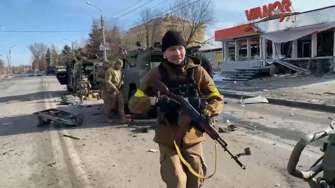 La cadena británica SkyNews difundió imágenes de soldados ucranianos revisando blindados rusos abandonados en Járkov.