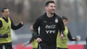 Sonríe el capitán. Lionel Messi y la selección argentina se preparan para un fin de semana decisivo Sonríe el capitán. Lionel Messi y la selección argentina se preparan para un fin de semana decisivo