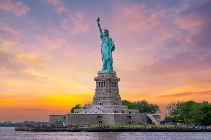 En Estados Unidos, el presidente Grover Cleveland inaugura en 1886 la Estatua de la Libertad, regalada por Francia. En Estados Unidos, el presidente Grover Cleveland inaugura en 1886 la Estatua de la Libertad, regalada por Francia.
