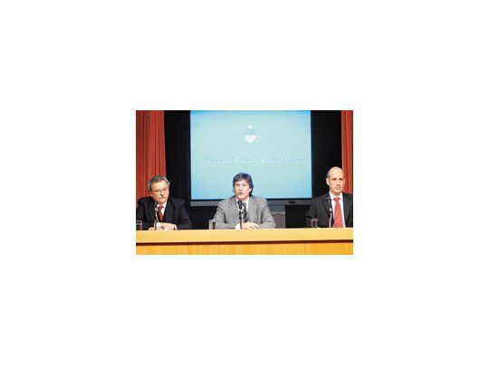 Amado Boudou presentó ayer el superávit fiscal. Acompañaron al ministro Juan Carlos Pezoa (Hacienda) y Raúl Rigo (Presupuesto).