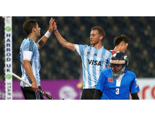 Cinco más cinco es diez. Vila y Menini se saludan luego de uno de los goles de Los Leones ante China. (Foto gentileza Villarpress).
