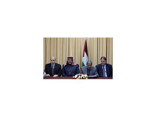 El Primer Ministro Ismail Haniya, el líder de Al-Fatah Rawhi Fattuh, el canciller palestino Mamad al-Zahar y el líder de la delegación egipcia Raafat Shihade anunciando el cese del fuego.