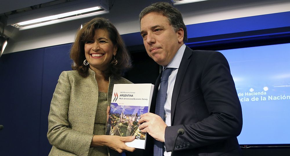 El ministro de Hacienda, Nicolás Dujovne, junto a la directora de la OCDE, Gabriela Ramos, en la presentación del informe.