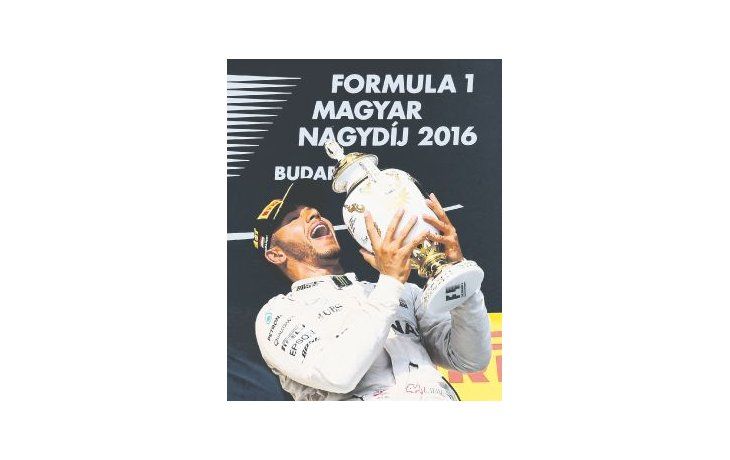 Felicidad. El rostro de Lewis Hamilton lo dice todo al levantar el trofeo luego de haber ganado en Hungaroring.
